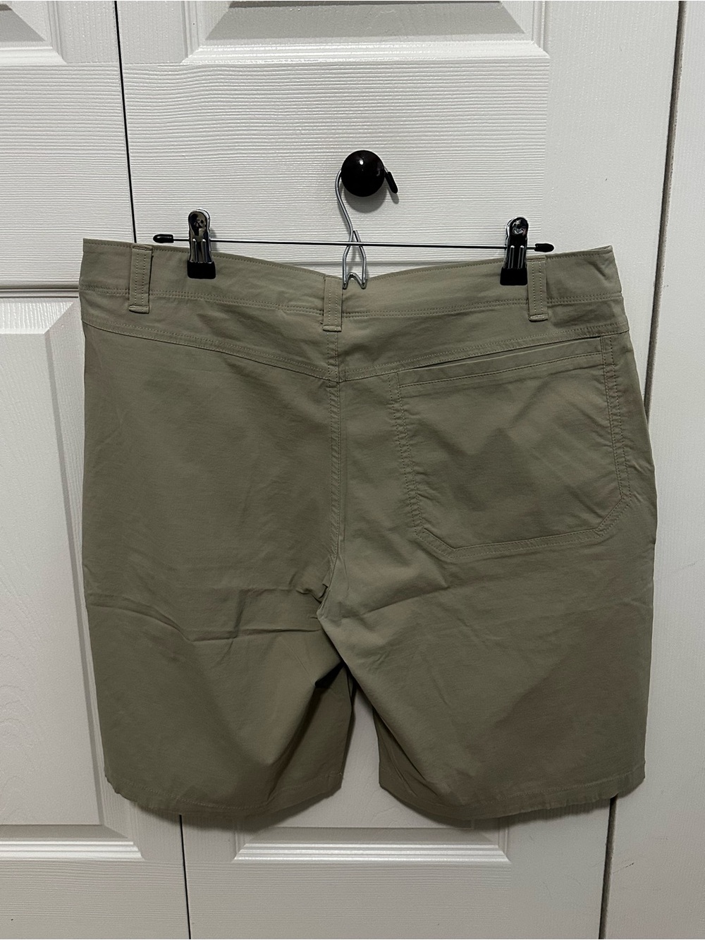 Under Armour Heat Gear Performance Shorts in Khaki Tan Size 36 EUC - Picture 2 of 8